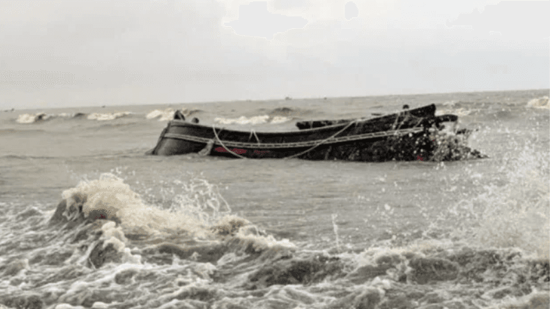 Trawler sinks at Karnaphuli River estuary: 2 bodies recovered, 5 missing