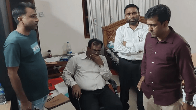 Suspended Barishal DFO held while attempting to flee