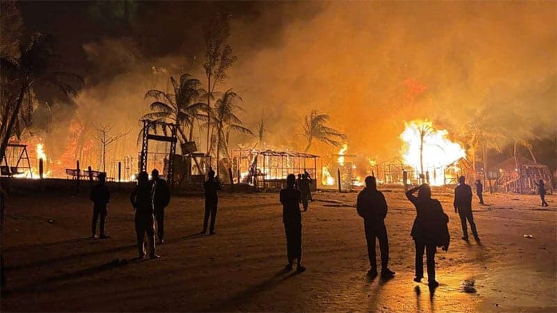 Fire destroys several resorts on St. Martin Island