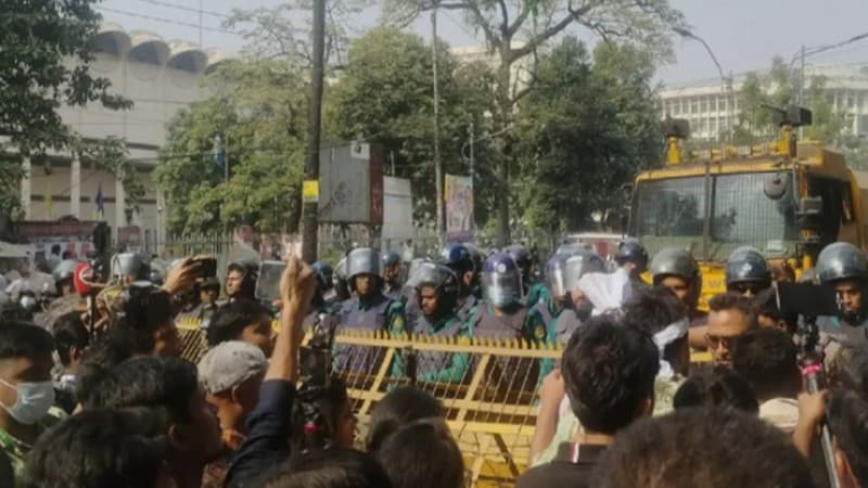 47th BCS: Police obstruct candidates’ march towards Jamuna