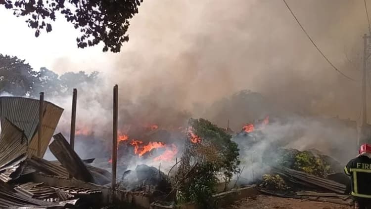 ৪ ঘন্টা পর গাজীপুরে ১২ ঝুটের গোডাউনে আগুন নিয়ন্ত্রণে