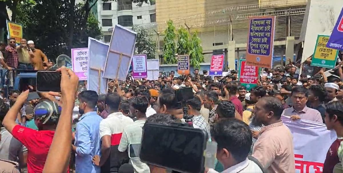 Sleeper bus owners block Banani road demanding legal recognition