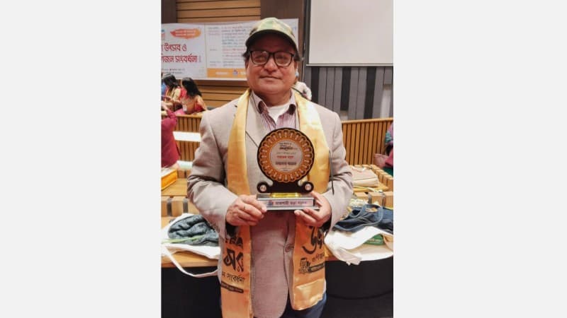 Prvez Babul receives ‘Rajshahi Chora Sangsad’ Award