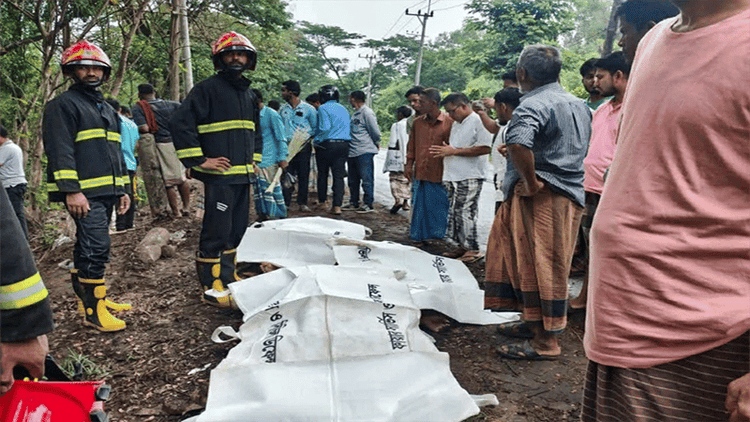 3 killed as microbus falls into ditch on Ctg-Cox's Bazar highway