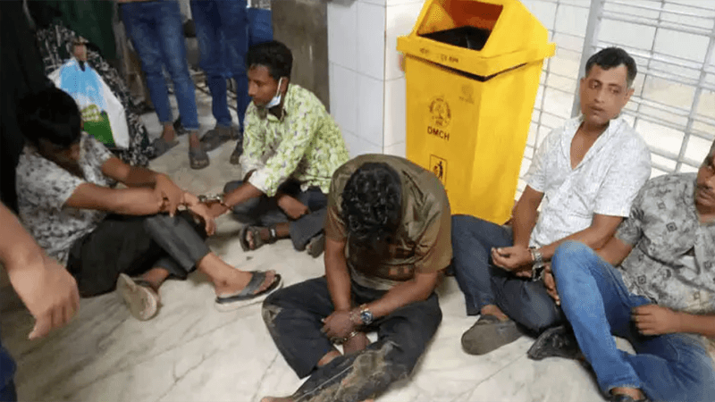 Bus passengers beat up 5 ‘Oggyan Party’ suspects in Dhaka