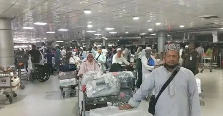 50 stranded umrah pilgrims from Ishwardi return home from Saudi Arabia