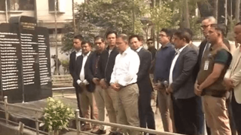 Tarique Rahman pays tribute at graves of Pilkhana martyrs