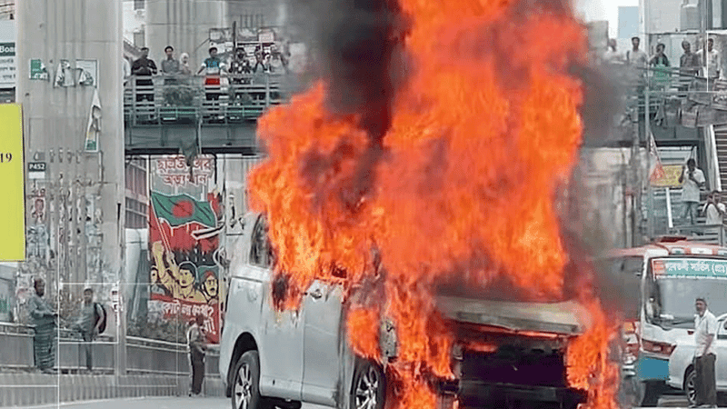 Microbus catches fire in Dhaka’s Farmgate 