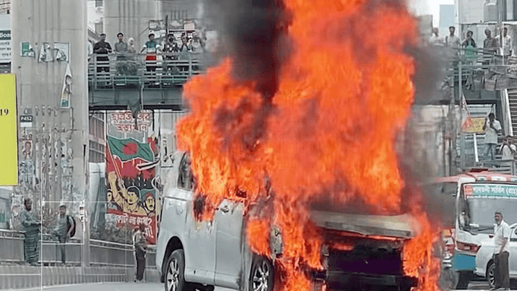 Microbus catches fire in Dhaka’s Farmgate 