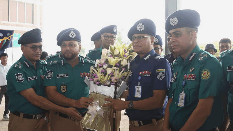 Police return to Blue-Khaki uniform