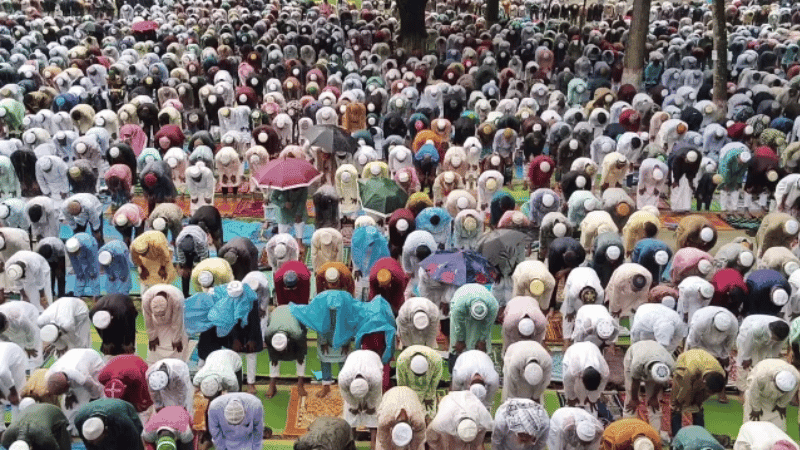 Eid congregation held in Sholakia on a wet ground