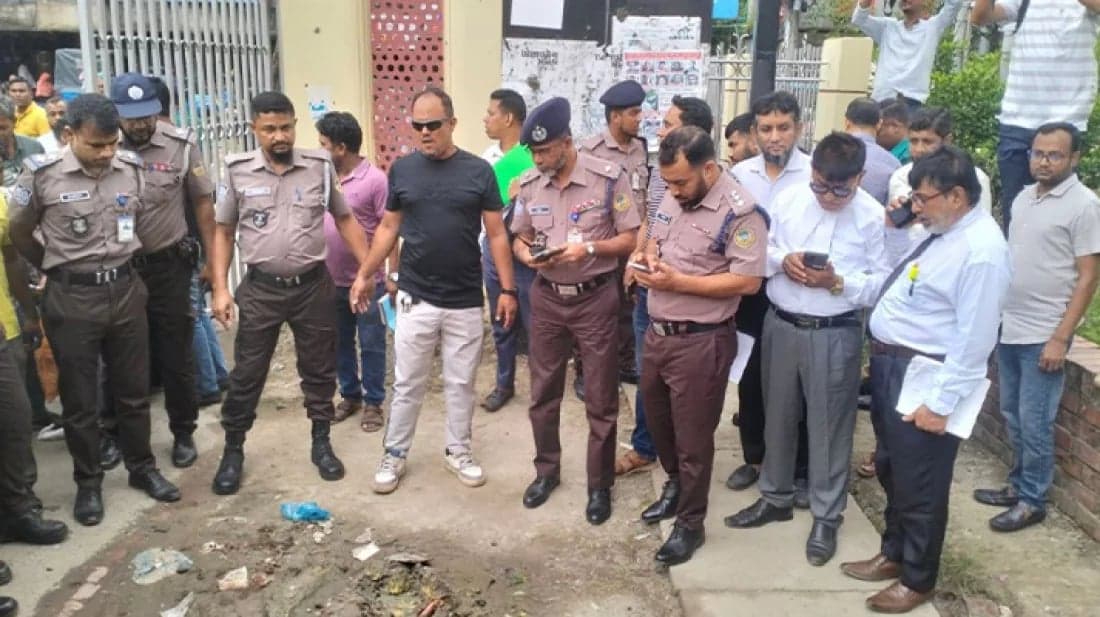 Cocktail explodes at Barishal court gate