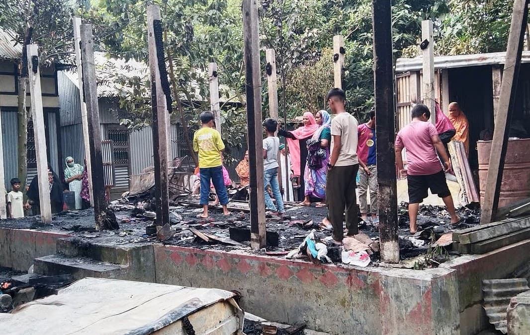 Couple burnt to death after rescuing three children from fire in Dhaka