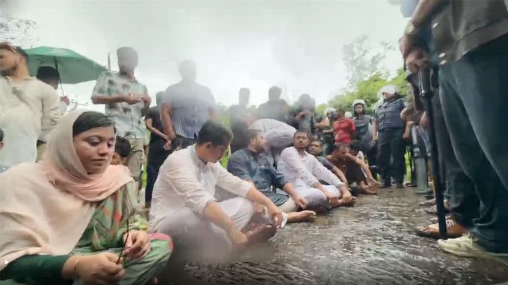 NCP leaders sit on road as police block convoy in Bahubal