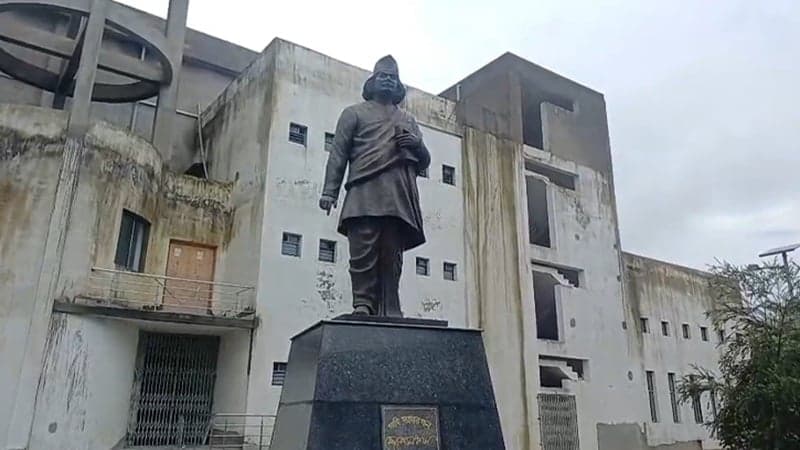 Row erupts over removal of Kazi Nazrul Islam’s belongings from Churulia Museum