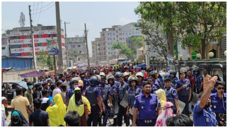 নারায়ণগঞ্জে বকেয়া বেতনের দাবিতে বিক্ষোভ, আহত ১০