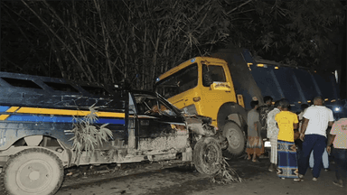 20 injured in head-on truck collision in Jhenaidah