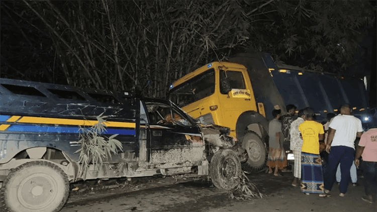 20 injured in head-on truck collision in Jhenaidah
