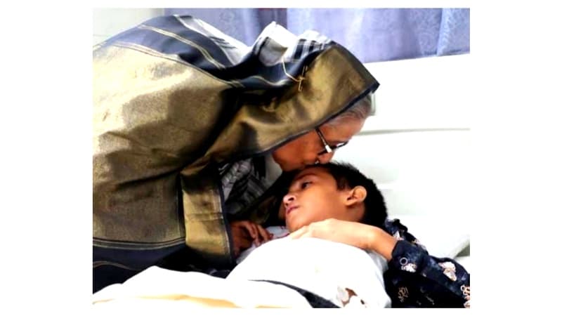 PM Hasina visits Suhrawardy Hospital to check on violence victims