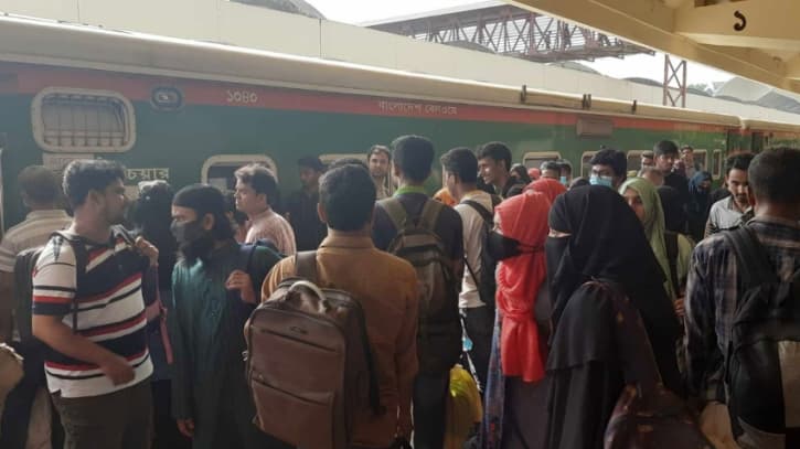 Eid rush at Kamalapur: Paaengers suffers as five northbound trains delay