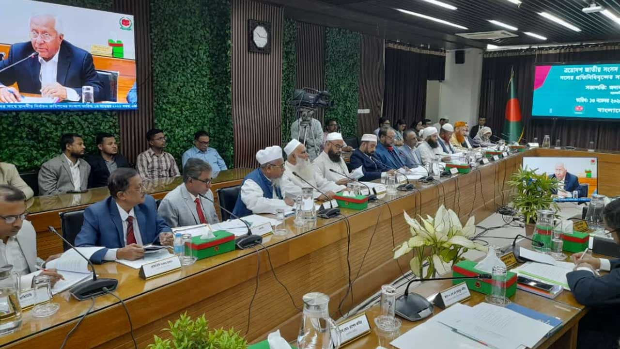 EC holds talks with political parties on 11 election agendas