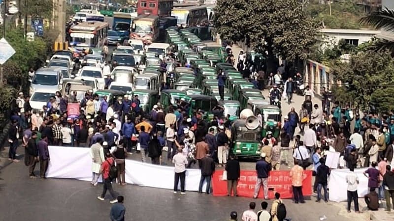 CNG-run autorickshaw drivers block road in Mohakhali