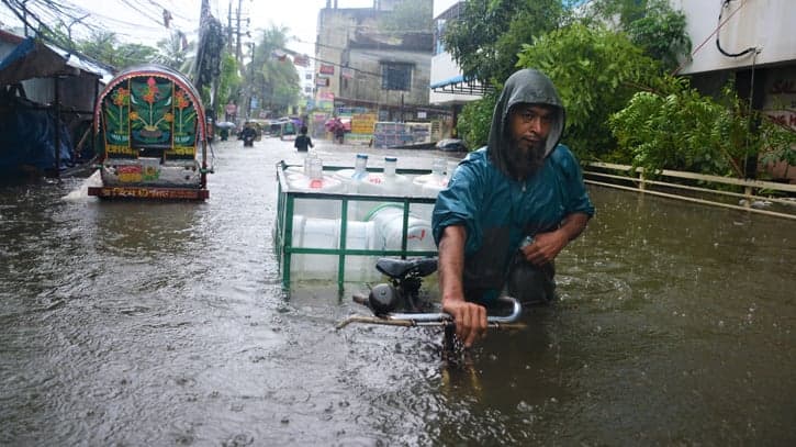 টানা বর্ষণে পানিতে তলিয়ে গেছে চট্টগ্রাম নগরী