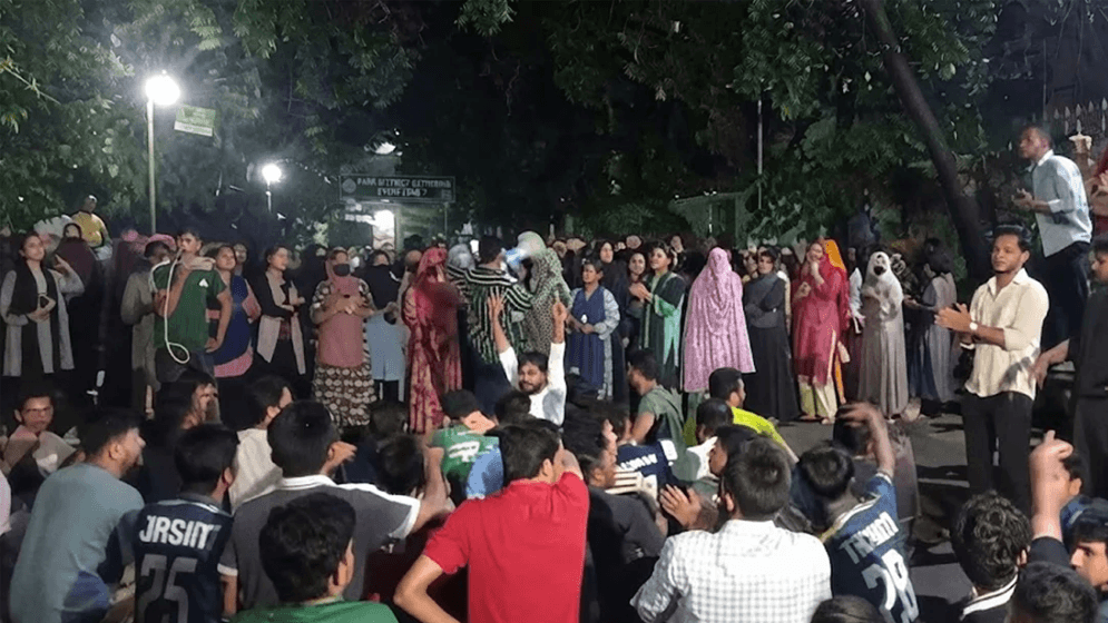 Students protest at Titumir College over hall fees, demand principal's resignation