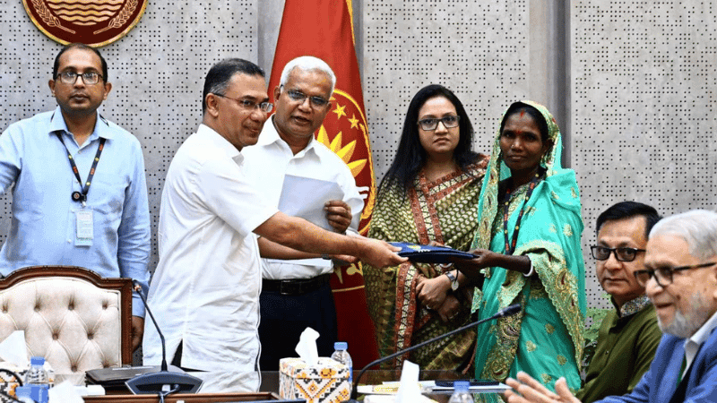 PM distributes 20,000 raincoats to tea workers