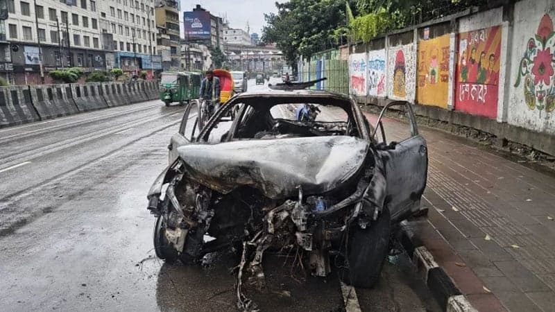 Two killed after private car hits road divider in Banani
