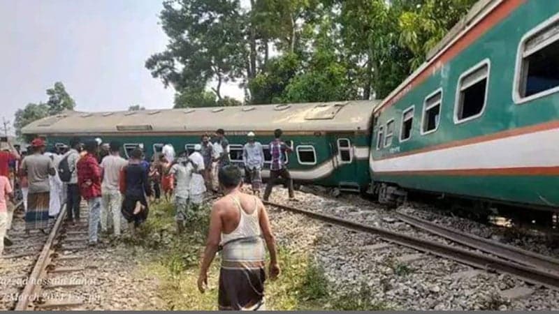 Dhaka-Ctg rail link snapped as 7 bogies of train derailed in Cumilla