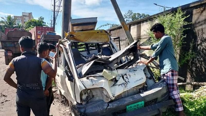 5 killed after pickup crashes on parked covered-van in Ctg