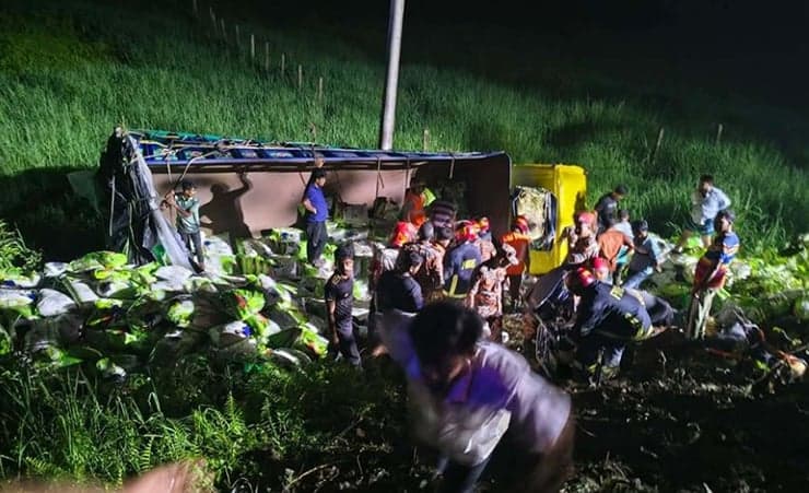 Seven killed as truck falls into ditch in Cumilla's Daudkandi