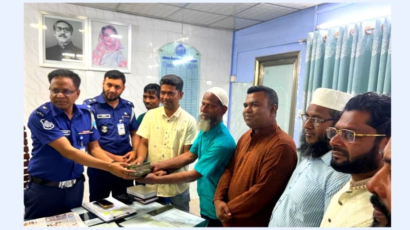 Easybike driver returns Tk4.5 lakh found in Jashore streett