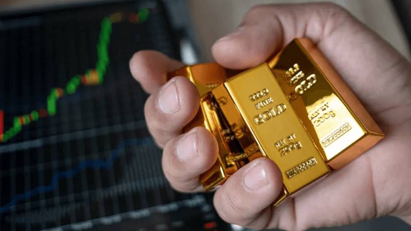 Gold price hits record high amid economic uncertainty