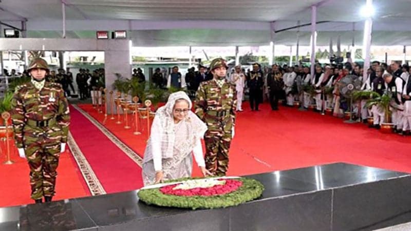 বঙ্গবন্ধুর জন্মদিনে জাতির পিতার প্রতিকৃতিতে প্রধানমন্ত্রীর শ্রদ্ধা