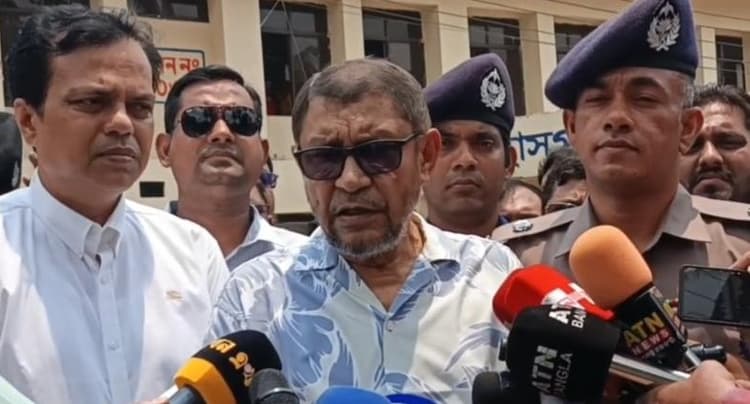 Health Minister closes staff during sudden visit to Barishal hospitals