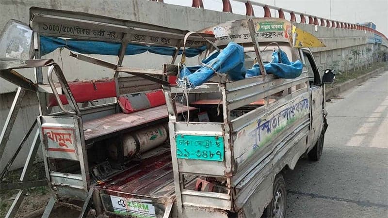 3 killed as bus hits leguna in Demra