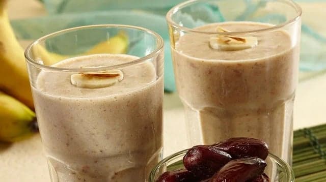 Healthy drinks for iftar: homemade date smoothie