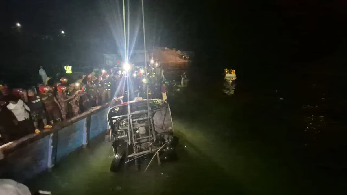 Bus sinks in Daulatdia: Relatives mourn, many passengers missing