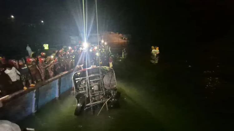 Bus sinks in Daulatdia: Relatives mourn, many passengers missing