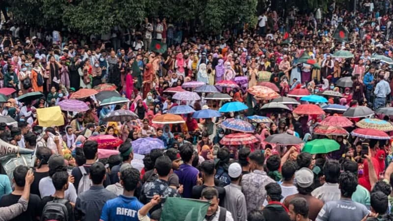 ঢাবি ক্যাম্পাসে কোটা আন্দোলনকারী ও ছাত্রলীগের সংঘর্ষ, অর্ধশতাাধিক শিক্ষার্থী আহত 