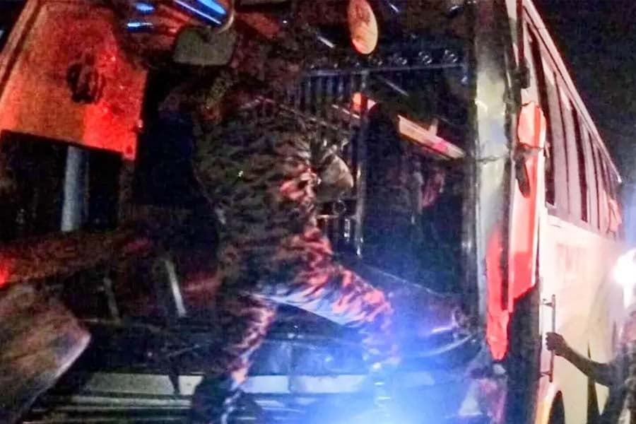 8 injured as bus crashes into stationary truck on Dhaka–Mawa Expressway