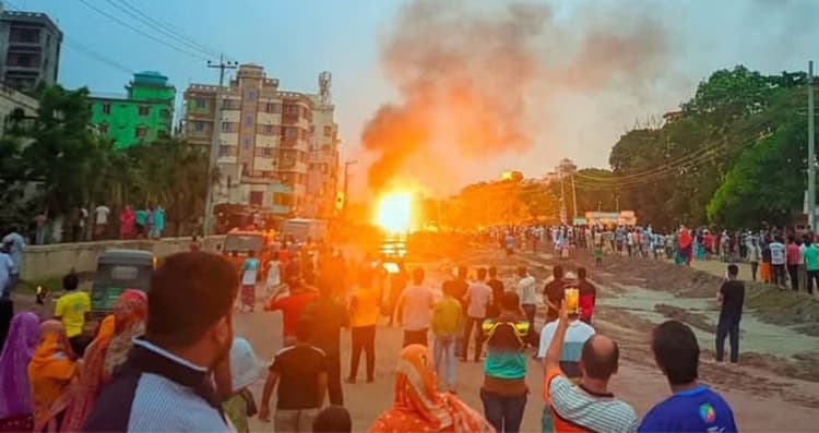 Truck carrying gas cylinders overturns, explodes in Brahmanbaria