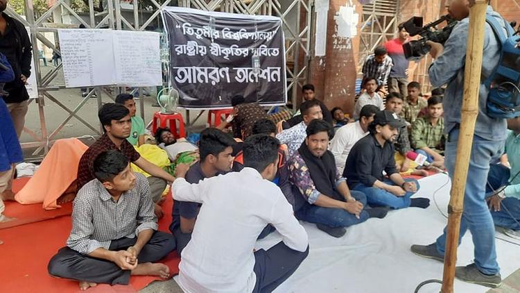 Govt faces challenges as Titumir College students remain steadfast on their demands