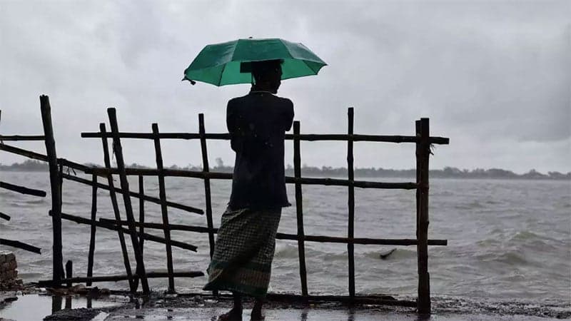 Storm warning in 3 divisions, river ports on alert