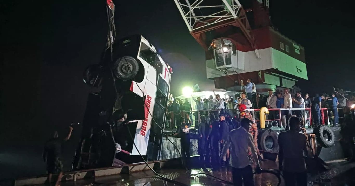 14 bodies along with the sunken bus recovered from Padma
