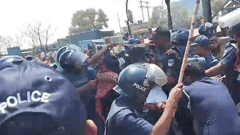 Road blocked over unpaid wages in Cumilla, police lathicharge