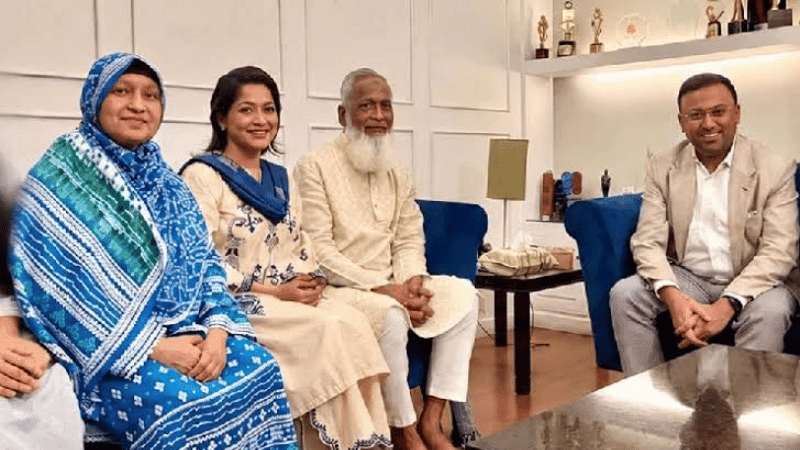 Foreign state minister visits actress Badhon’s home