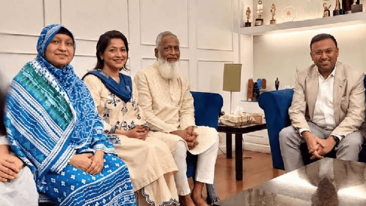 Foreign state minister visits actress Badhon’s home
